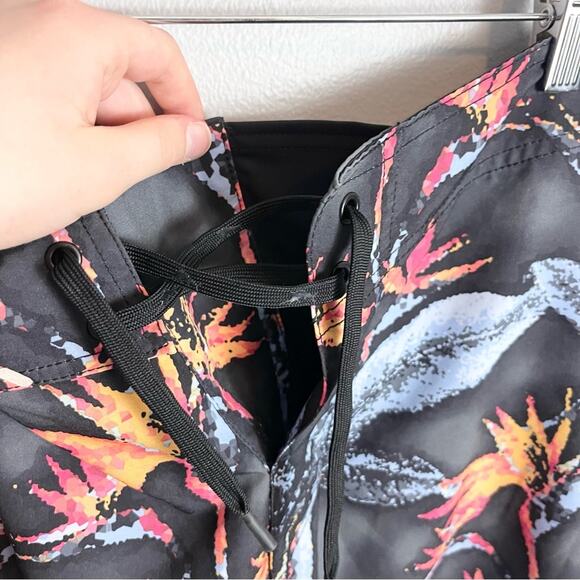 Tommy Bahama Men's Black North Shore Pixel in Paradise 9" Board Shorts size 32 - Picture 6 of 9